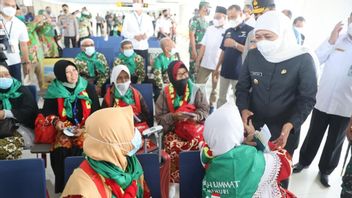 Two Years Delayed Due To The Pandemic, Khofifah Finally Leaves The Departure Of Hundreds Of Umrah Pilgrims