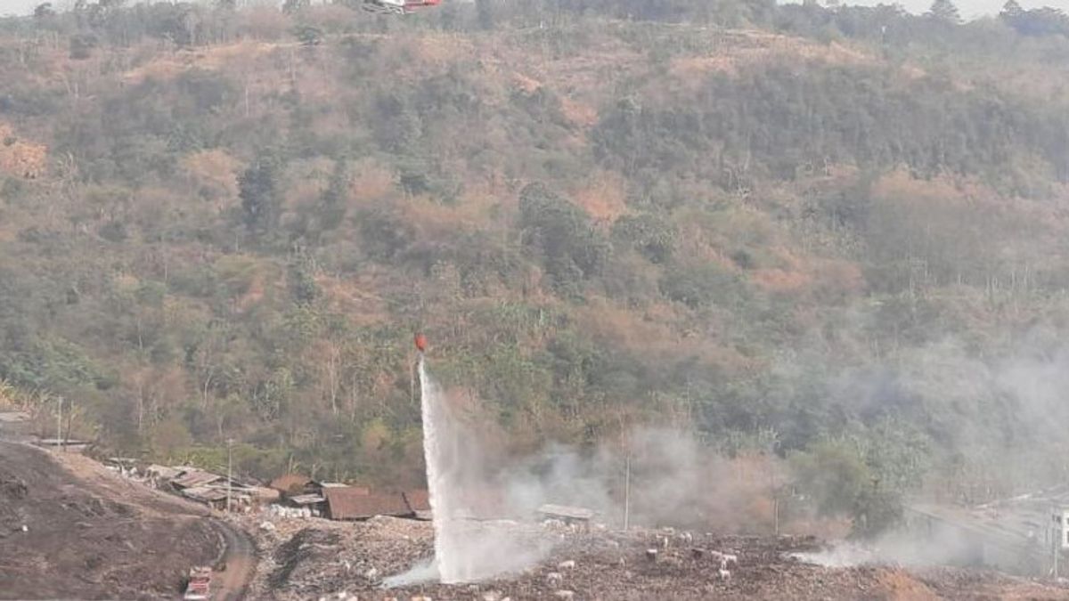 "Water Bombing" Mulai Padamkan Kebakaran TPA Jatibarang