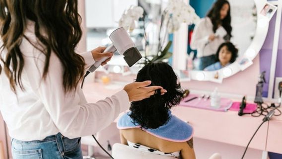 Kenali Penyebab Rambut Rusak yang Paling Sering Terjadi, Wanita Wajib Tahu! 