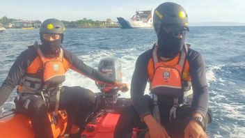 من KM Dharma Rucitra ، وجدت فريق SAR Banjarmasin Sumardi ميتا في شاطئ Batakan Lama