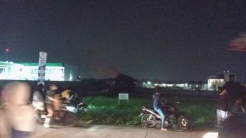 وصلت سيارة إسعاف إلى موقع انفجار مستودع مونيسي في بانتار غيبانغ، بيكاسي