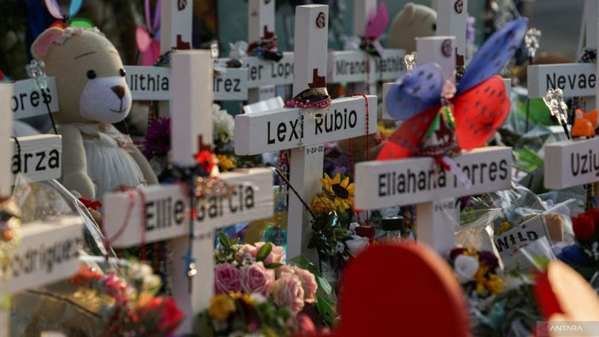 Families Of Texas Elementary School Shooting Victims Will Sue Gun Manufacturers