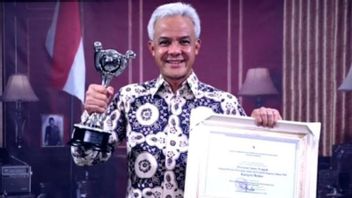 Ganjar Pranowo Lifts Trophy, Central Java Province Best Gender Equality 4 Times In A Row