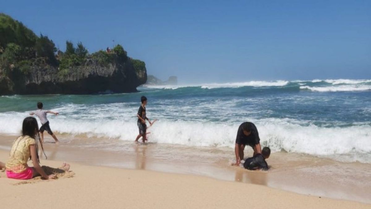 Potential High Waves Impact Of Orchid Cyclone, Dispar Makes Tourism Guides In Gunungkidul