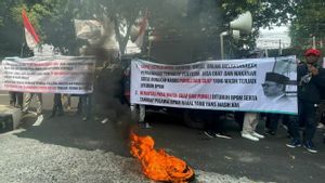 Considered Unable To Monitor The Circulation Of Dangerous Drugs, The Indonesian BPOM Office Was Demonstrated By Masses While Burning Tires