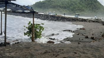 Kebumen Residents Asked To Beware Of High Waves On Suwuk Beach