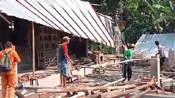 竜巻によって損傷を受けたチレボンの数十軒の家