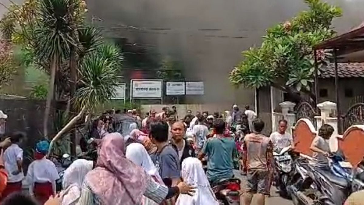 Hundreds Of Elementary School 01 Students Pondok Bambu Cry Hysterically Seeing His School Burned