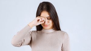 5 Penyebab Mata Berair Terus-menerus yang Dapat Mengganggu Aktivitas