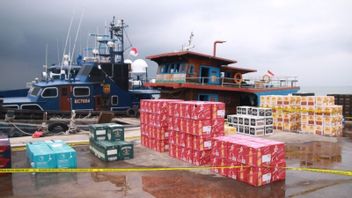 一艘装载着价值43.8亿印尼盾的非法海市圈的船只被捕，撞上了一艘海关巡逻艇，直到它被损坏