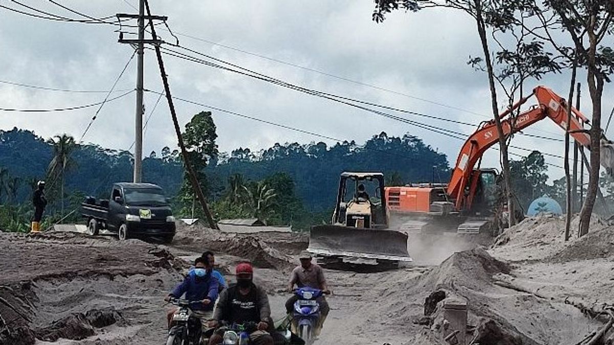Hot Clouds Of Mount Semeru That Closes Citizens' Houses Are Starting To Be Cleaned
