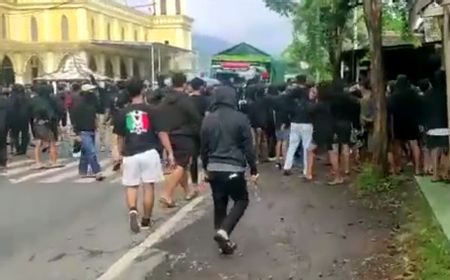 Bus Rombongan Suporter Bola Asal Sleman Dilempari Batu di Situbondo, Ada Warga yang Malah Jadi Korban