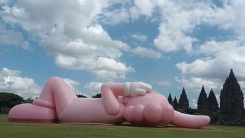 Karya Seni Kontemporer 'KAWS:HOLIDAY' Menghiasi Pelataran Candi Prambanan sebagai Destinasi Wisata