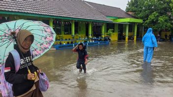 قناة بريناس مامبيت يشتبه في تأثير بناء المتجر ، SDN Citerep Serang Banten غمرتها الفيضانات