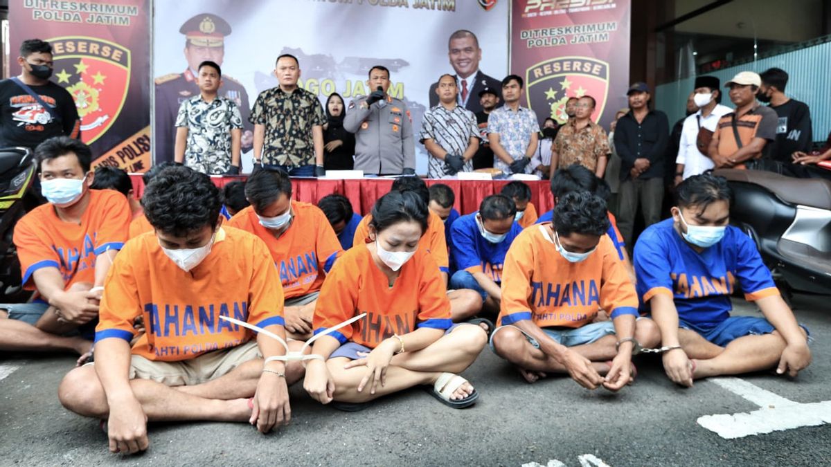 Pakai Baju Oranye dengan Tangan Saling Diborgol, Ini 16 Pelaku Kejahatan di Jatim yang Ditangkap