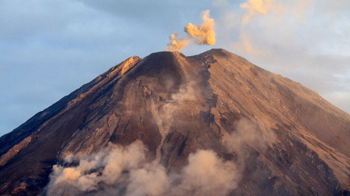 スメル山が噴火し、500メートルの高さの火山灰を投げる