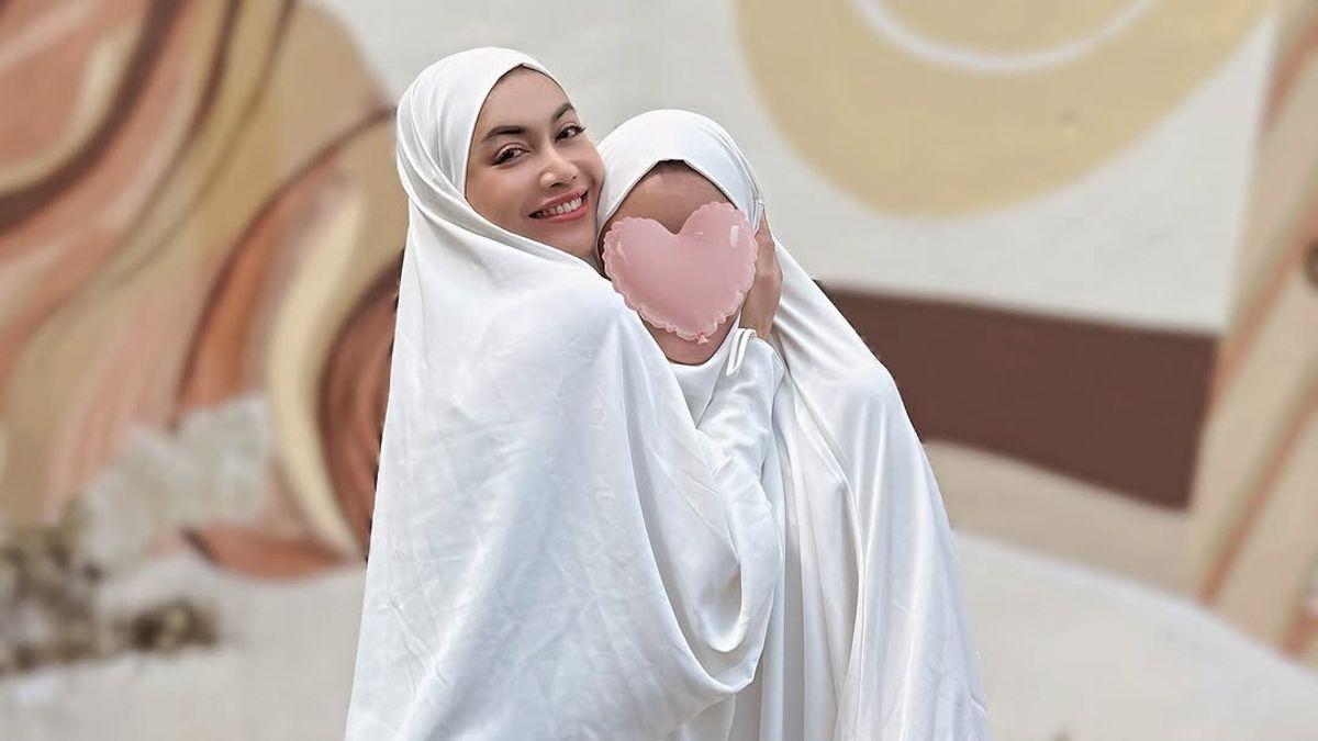 Meski Tak Rayakan bersama Ibunda, Denada Bersyukur Rasakan Lebaran Pertama Bareng Putrinya