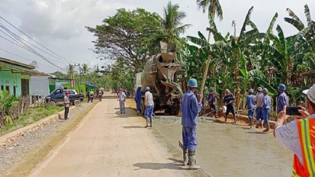 ジョコウィ大統領が来て、ワヌア・マリンギ・コナウェ村の道は2日間でコンクリートで舗装されています