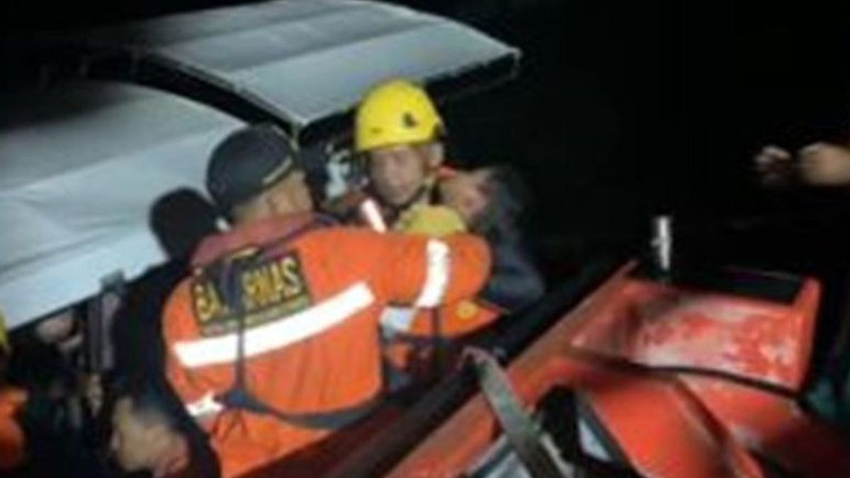The SAR Team For The Evacuation Of 23 Passengers Of The Engine-off Tourist Ship On Rupat Island