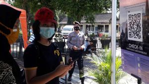 Pengunjung Candi Borobudur Belum Siapkan Aplikasi PeduliLindungi, Wisatawan asal Surabaya: Ada Petugas yang Bantu <i>Download</i>, Pelayanannya Bagus