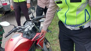 路上で引きずられ、タンゲランのオートバイは、彼らの首がトラックの詰め物に絡まったときに死亡した