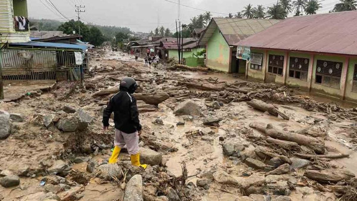 Pemkab Aceh Selatan Kerahkan Alat Berat Bersihkan Material Banjir Bandang