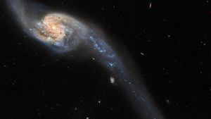 Teleskop Hubble Tangkap Peristiwa Dua Galaksi Besar Mengapit Galaksi Kecil