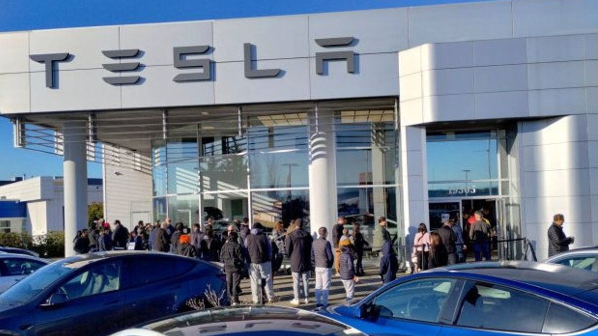 Elon Musk Ensures Cybertruck Delivery Will Start Next Thursday, Visitors Storm the Dealership