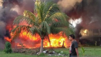 Quatre Maisons à West Aceh Brûlées