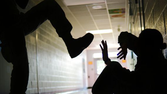 教師と生徒が互いに殴り合うというバイラル、DPRの委員会Xは文明的な教育システムに疑問を呈する