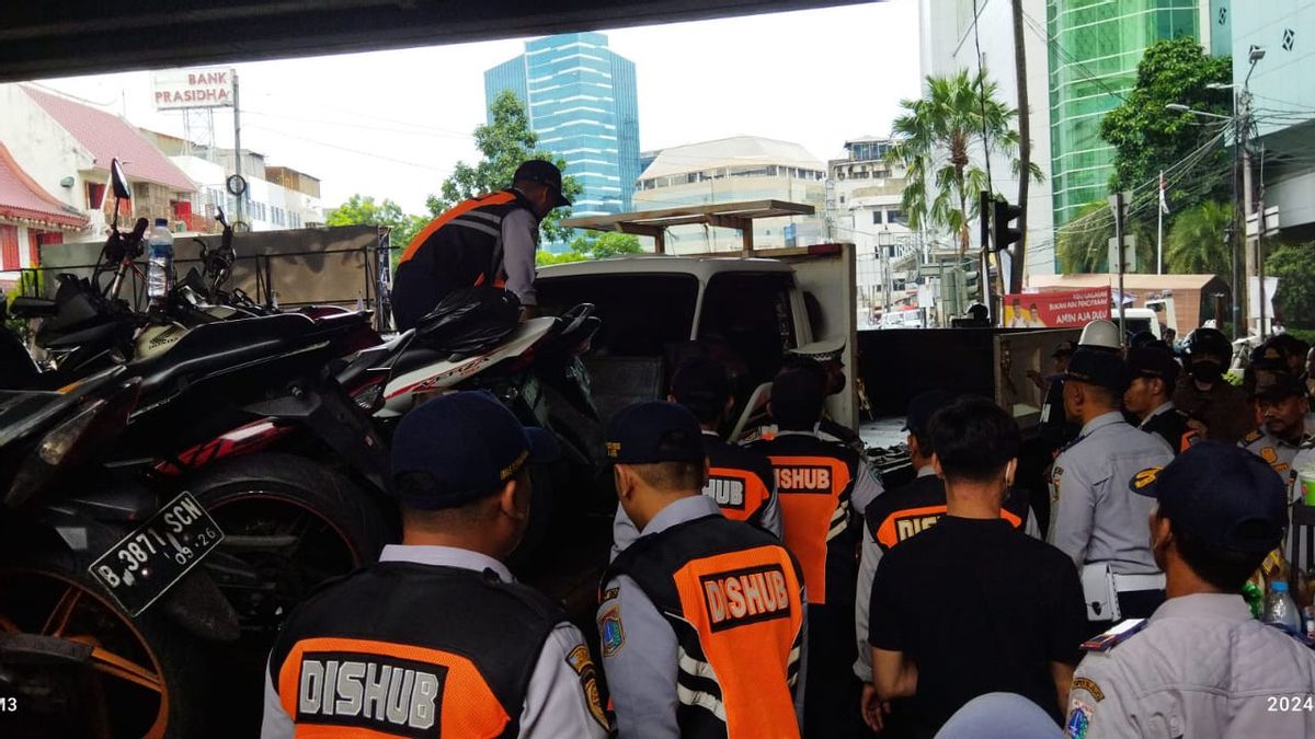 الضباط المشتركون في حالة وقوف السيارات غير القانونية لعشرات الدراجات النارية في سوق تاناه أبانغ