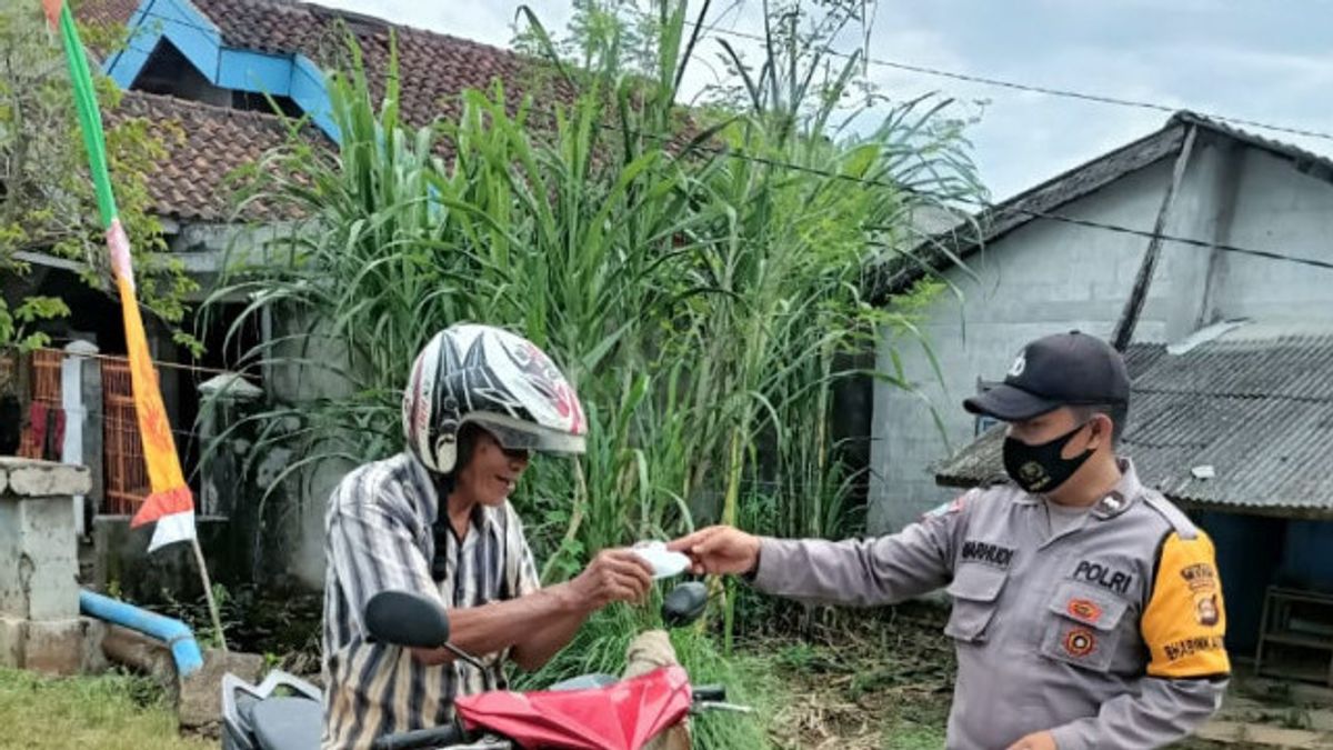 Polres OKU Berikan Masker Gratis di Jalan Raya untuk Ajak Masyarakat Tekan Penyebaran COVID-19