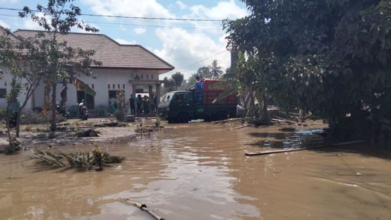  Dusun Kamar Kajang洪水，由于流域被Semeru熔岩材料覆盖