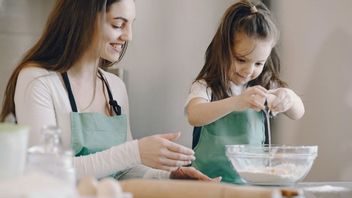 5 Manfaat Membuat Kue Bersama Anak yang Jarang Diketahui