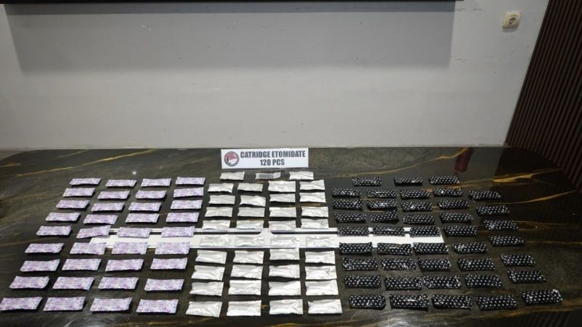 La police a déjoué le trafic de centaines de cartouches de vape d'étomidate à Jakbar