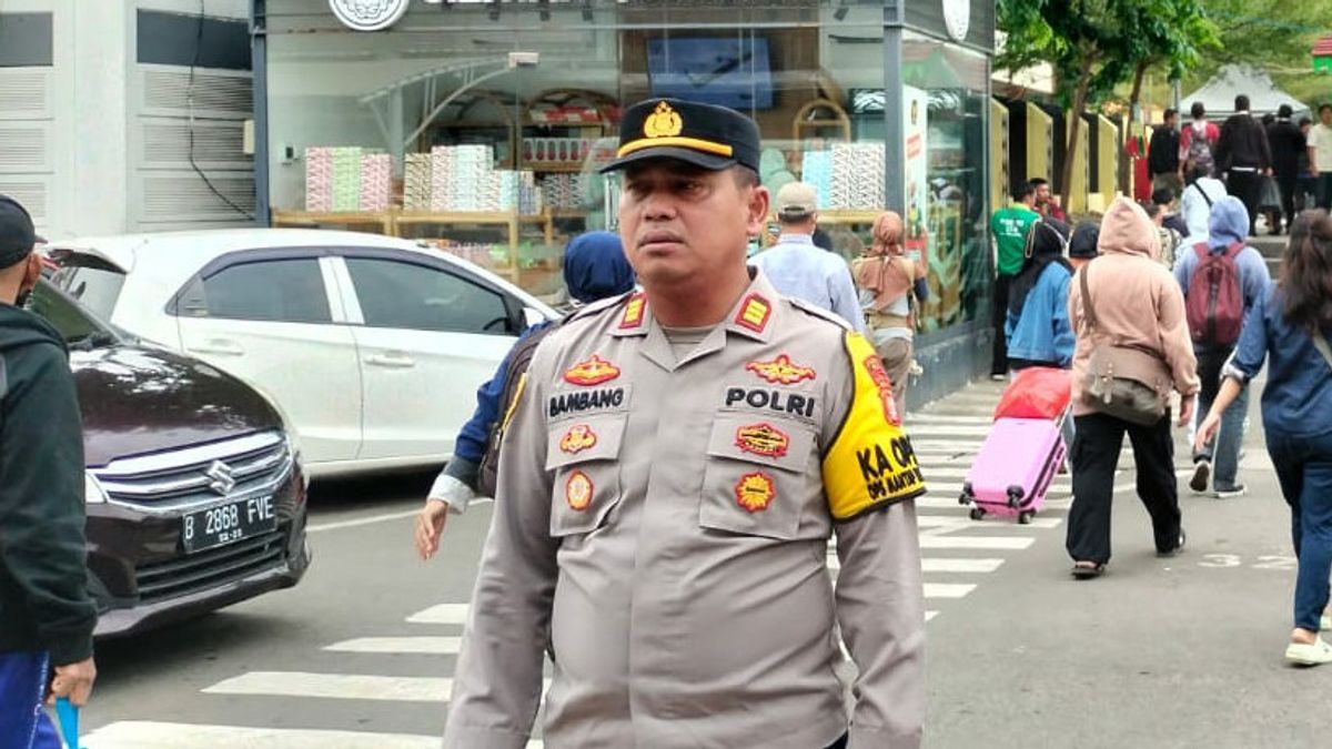 Kapolsek Senen Imbau Pemudik Tidak Gunakan Perhiasan Saat Berdesakan di Stasiun Senen