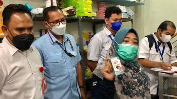 访问万丹的一些药店，联合官员发现仍然出售的违禁糖浆药物