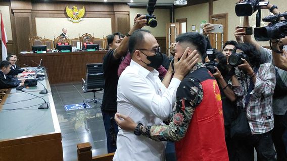 Perdana Bertemu usai Terjerat Pidana, Rafael Alun Peluk-Cium Mario Dandy Satrio