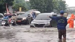 Dua Ruas Jalan DI Panjaitan Banjir, Banyak Motor Mogok Terendam Air