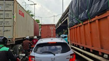 卡车撞上道路隔离带，导致S Parman上将道路严重堵塞