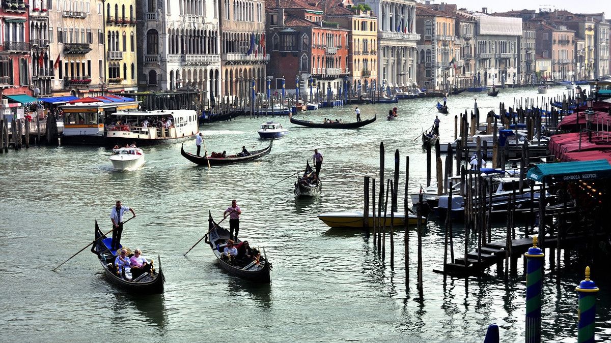 المياه في قناة البندقية الإيطالية تنحسر ، الجندول إلى تاكسي مائي غير قادر على العمل