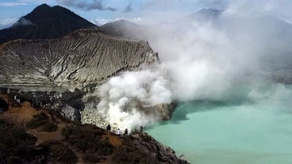 去Kawah Ijen的新年之夜度假的技巧,如果幸运的话,你可以看到蓝火