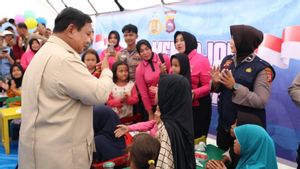 Anak-anak Korban Banjir di Palembayan Agam Berebut Salami Prabowo