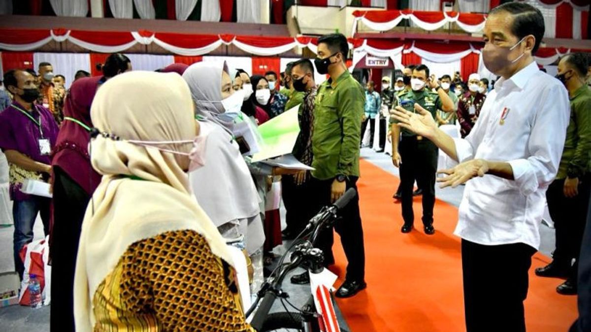 Heureusement, Les Résidents De Tarakan Kaltara Répondent Aux Questions Faciles De Jokowi Le Don De Vélos