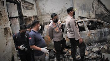 プスラブ・マベス警察チームが調査するために持ち込んだタンボラの火災から残された灰と炭