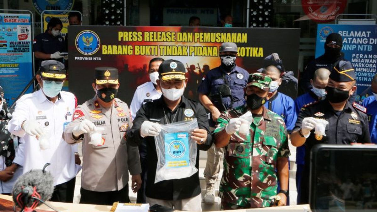 Sembunyikan Sabu dalam Sepatu, Warga Mataram Ditangkap di Bandara Lombok