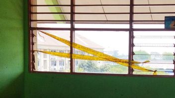 IX.G.班级SMPN 132 Cengkareng的窗口已经修复,教学学习活动已恢复正常