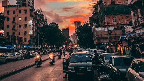 Crowded In India, Men Expelled From Banks For Entering Wearing Shorts