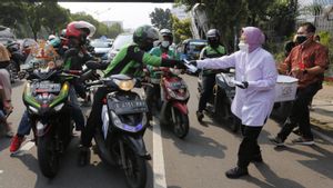 Mensos Risma Bagi-bagi Masker di Matraman, Saat Jumpa Pemulung Janjikan Pekerjaan