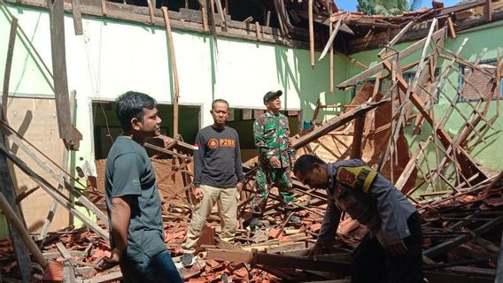 2 Ruang Kelas SDN Tangkil di Sukabumi Ambruk Diterjang Angin Kencang